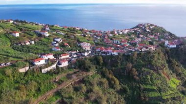Portekiz, Madeira 'daki tropikal yeşil dağ vadisinin insansız hava aracı görüntüsü. Funshal Havalimanı, ünlü Portekiz tatil beldesi ve seyahat yeri..