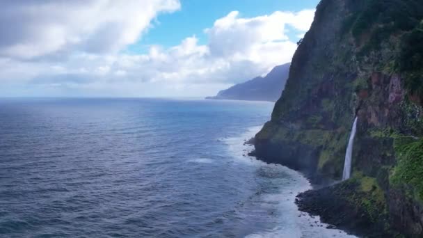 Veu Noiva Uitkijkpunt Met Waterval Die Direct Atlantische Oceaan Uitmondt — Stockvideo
