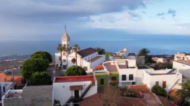 Tenerife adası şehirleri Chio renkli şehirler, insansız hava araçlarını takip ediyorlar.