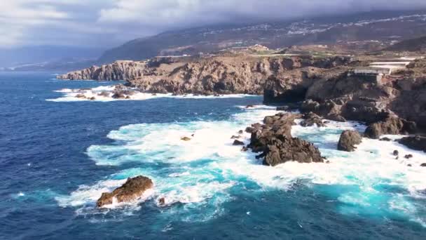 Luftaufnahme Von Ozeanwellen Die Gegen Lavagesteinshintergrund Spritzen Insel Teneriffa Kanarische — Stockvideo