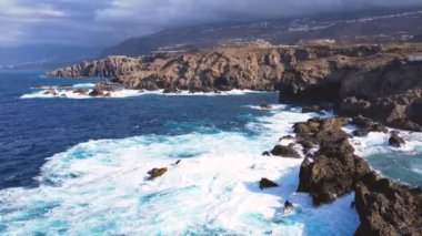 Tenerife adasındaki kayalıklara çarpan okyanus dalgalarının kuş bakışı görüntüsü. Kanarya beldesi