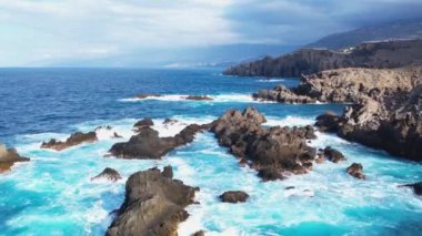 Tenerife adasındaki kayalıklara çarpan okyanus dalgalarının kuş bakışı görüntüsü. Kanarya beldesi