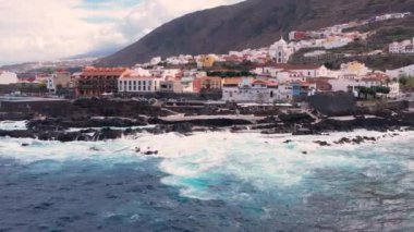 Renkli evleri olan Garachico şehir merkezinin sabah hava manzarası. Tenerife, Canary 'deki eski Garachico kasabası. Okyanus kıyısı ve lav havuzları. Popüler turizm merkezi, Kanarya İncisi