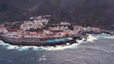 Renkli evleri olan Garachico şehir merkezinin sabah hava manzarası. Tenerife, Canary 'deki eski Garachico kasabası. Okyanus kıyısı ve lav havuzları. Popüler turizm merkezi, Kanarya İncisi