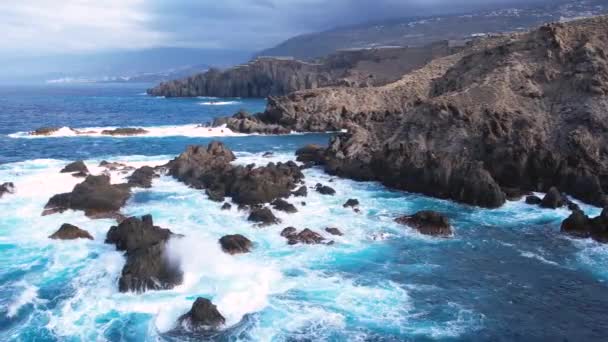 Aerial Tracking View Ocean Waves Splash Lava Rocks Background Wyspa — Wideo stockowe