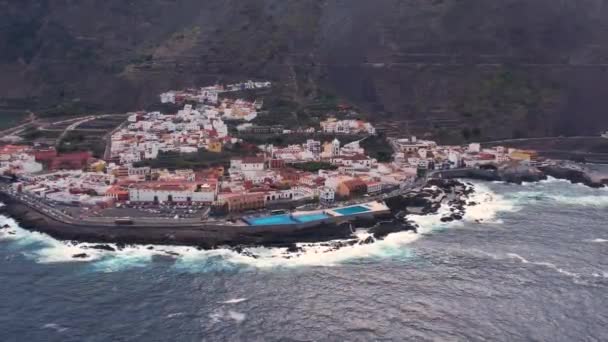 공중에서 아침에 색깔있는 집들이 가라치 중심지가눈에 카나리아의 테네리페 가라치 코라는 — 비디오