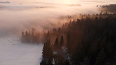 Kış sabahı bulutların üzerinde uçarak Karpat Dağları 'nda gün doğumunu..