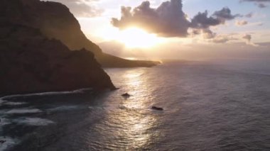 Okyanus ve Tenerife Kanarya Adası 'nın volkanik kayalıkları üzerinde gün batımı ışığı