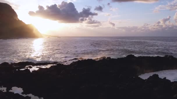 Okyanus Tenerife Kanarya Adası Nın Volkanik Kayalıkları Üzerinde Gün Batımı — Stok video
