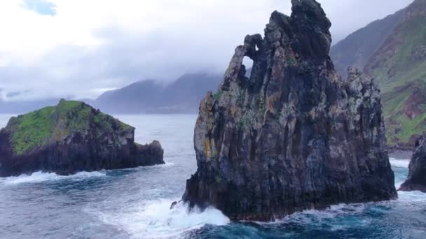 Rocce Vulcaniche Nell Oceano Tempestoso Ribeira Janela Madeira Portogallo Drone — Video Stock