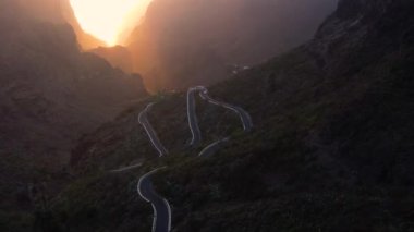 Masca Vadisi 'nin hava batımı. Asfalt yol ve arabalar Tenerife Kanarya Adaları 'nın dik volkanik yamaçlarında