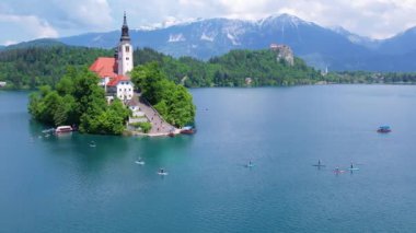 Mary 'nin Varsayımı Kilisesi' nin göl merkezindeki hava manzarası Bled. Slovenya 'daki Bled Gölü' nde küçük bir adada uçmak, sıcak yaz günü güneşi