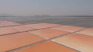 Arnavutluk 'taki kırmızı tuz üretim havuzlarının üzerindeki hava manzarası - izleme ve insansız hava aracı çekimi