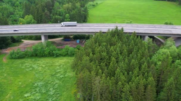 Flygfoto Autobahn Rörliga Bilar Sommarväg Landet Österrike Leverans Fraktgods Spårningsskott — Stockvideo