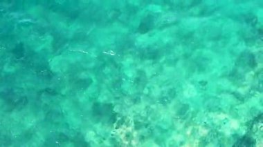 Turkuaz deniz dalgalarının 4k Aerial üst görüntüsü. Küçük sıcak dalgalar, sakinlik ve rahatlama desenleri.