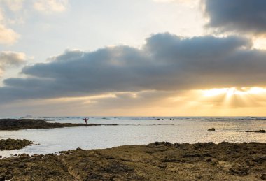 Atlantik Okyanusu 'nun alçak deniz kıyıları inanılmaz derecede alçak Kanarya Adaları İspanya