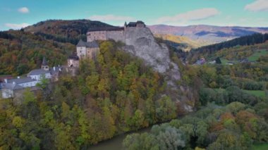 Orava Kalesi ya da Slovakya 'daki Oravsky Hrad. Orava Nehri 'nin yanındaki ortaçağ yüksek ve dik uçurumları. Sonbahar güneşli bir gün.