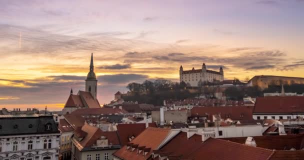 Bratislava Şehrinin Zaman Atlaması Şehir Merkezinde Gün Batımı Bratislava Hrad — Stok video