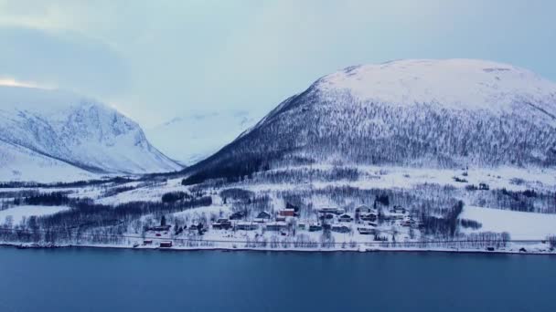 Snötäckt Bergskedja Vid Kusten Vintern Norge Omgivningar Staden Tromso Panoramautsikt — Stockvideo
