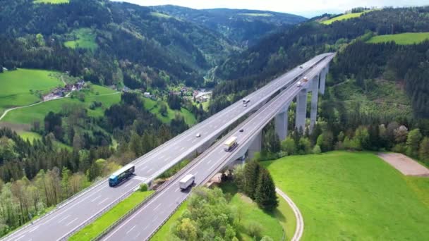 Flygfoto Autobahn Rörliga Bilar Sommarväg Landet Österrike Leverans Fraktgods Spårningsskott — Stockvideo