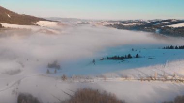 Kış sabahı bulutların üzerinde uçarak Karpat Dağları 'nda gün doğumunu..