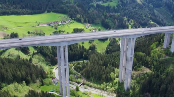 4K从空中俯瞰高速公路 驾驶汽车 奥地利的乡村避暑路 运送货物 跟踪射击 — 图库视频影像