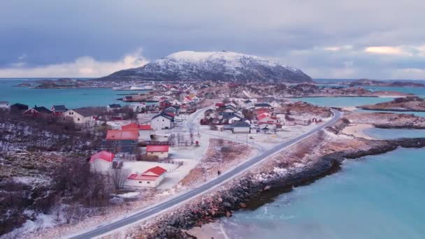 Vzduch Malé Tradiční Vesnice Zasněženým Horským Pozadím Zimě Ostrov Sommaroy — Stock video