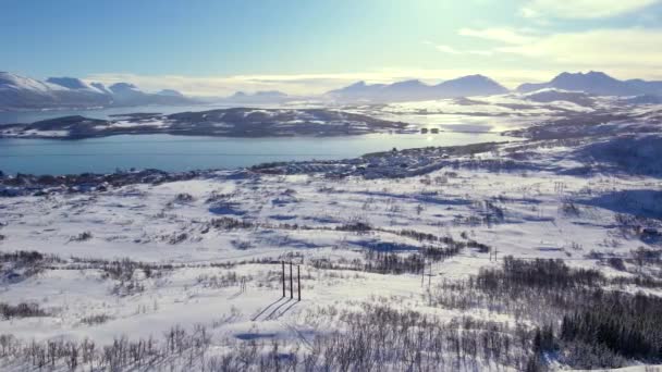 雪はノルウェーの冬の海岸線の山脈を覆った 街トロムソの周辺について ノルディックな雪山 フィヨルド 釣りボート 海のパノラマビュー トロムス郡 フィヨルドガード州 — ストック動画