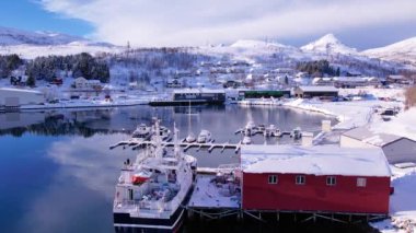 Kuzey Norveç, Tromso limanındaki balıkçı teknesinin insansız hava aracı görüntüsü. Güneşli kış günü