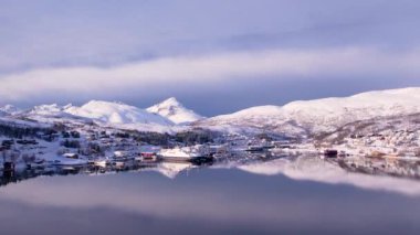 Kuzey Norveç, Tromso limanındaki balıkçı teknesinin insansız hava aracı görüntüsü. Güneşli kış günü