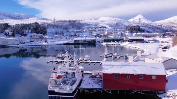 挪威北部港口捕鱼船的无人驾驶飞机图像 特罗姆瑟 冬日阳光明媚 — 图库视频影像