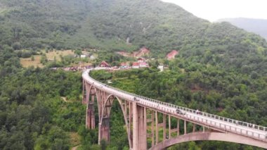 Karadağ 'daki Tara Nehri Kanyonu üzerindeki Curdjevica Köprüsü Havalimanı. Grerat turistik cazibesi ve eşsiz mimari yapı
