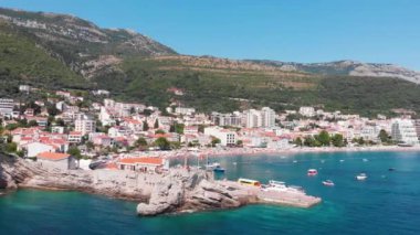 Adriyatik Denizi kıyısındaki eski ve modern Petrovac 'ın havadan görünüşü. Karadağ turizm ve popüler deniz tatil beldesi merkezi.