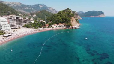 Adriyatik Denizi kıyısındaki eski ve modern Petrovac 'ın havadan görünüşü. Karadağ turizm ve popüler deniz tatil beldesi merkezi.