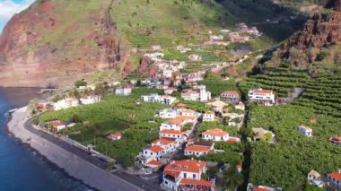 Madeira kırsalının havadan görünüşü. Muz tarlaları, köy, okyanus