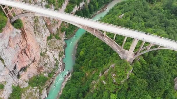 Εναέρια Της Γέφυρας Djurdjevica Πάνω Από Φαράγγι Του Ποταμού Τάρα — Αρχείο Βίντεο