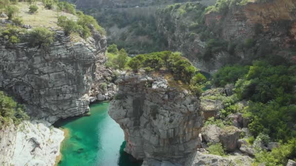 モンテネグロのモラチャ川峡谷の空中ビデオ 自然の風景 自然の風景 タワークリップ 澄んだ川 緑の観光 ワンダーラス — ストック動画
