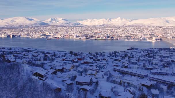 Flygfoto Snöiga Hus Fjord Och Bron Över Tromsö Stad Norge — Stockvideo