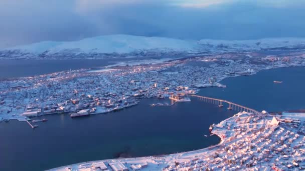 挪威特罗姆瑟市的多雪房屋 峡湾和桥的空中日落景观 冬季天气晴朗 — 图库视频影像