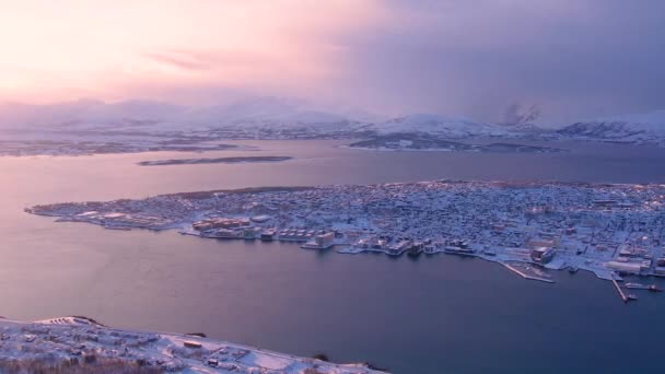 Vzdušný Výhled Zapadající Slunce Zasněžených Domů Fjordu Mostu Města Tromso — Stock video