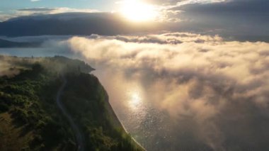 Güneşin doğuşu bulutları üzerinde uçmak. Özgürlük, uçma, hareket, başarı kavramı.