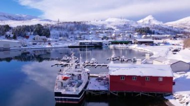Kuzey Norveç, Tromso limanındaki balıkçı teknesinin insansız hava aracı görüntüsü. Güneşli kış günü