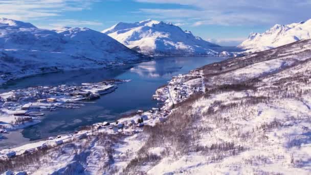 挪威海岸线上的雪盖着山脉 环城特罗姆瑟 挪威雪山 房屋和海洋的全景空中景观 特罗姆斯县 Fjordgard — 图库视频影像