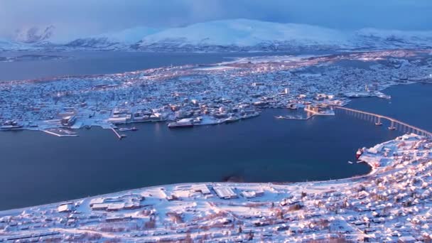 Αεροφωτογραφία Ηλιοβασίλεμα Χιονισμένα Σπίτια Φιόρδ Και Γέφυρα Της Πόλης Tromso — Αρχείο Βίντεο