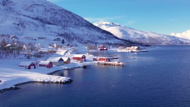 雪はノルウェーの冬の海岸沿いの漁村を覆った 街トロムソの周辺について ノルディックな山々 ロルブ ボート 海のパノラマビューの風景 トロムス郡 フィヨルドガード州 — ストック動画