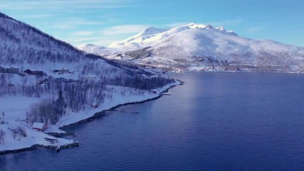 雪はノルウェーの冬の海岸線の山脈を覆った 街トロムソの周辺について ノルディックな雪に覆われた山 海のパノラマ風景 トロムス郡 フィヨルドガード州 — ストック動画