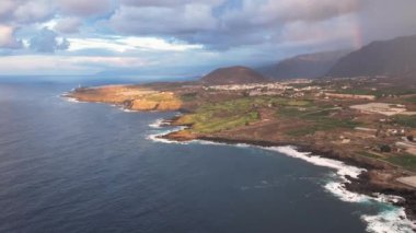 Okyanus üzerinde ve Tenerife Kanarya Adası 'nın kıyısında gün batımı ışığı