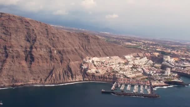 位于特内里菲岛的高山悬崖峭壁和旅游胜地的空中 火山岩 乡村旅馆和游艇港 加那利岛地标 — 图库视频影像