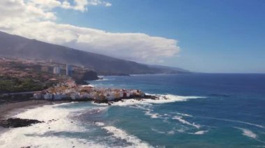 Puerto de la Cruz tatil beldeleri ve deniz dalgaları, Tenerife, Kanarya adaları, İspanya.