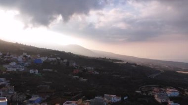 Tenerife adası şehirleri Chio renkli şehirler, insansız hava araçlarını takip ediyorlar.